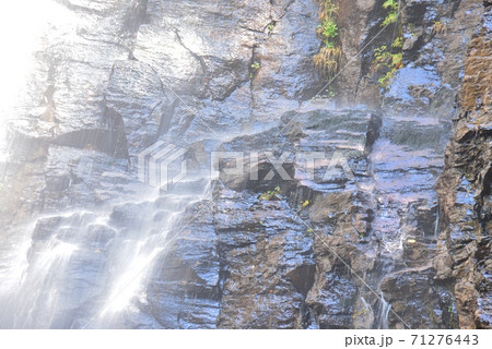 霧状の滝の流れ 霧状の滝の流れ 71276443