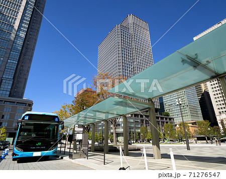 東京都　丸の内駅前広場のバス乗り場 71276547
