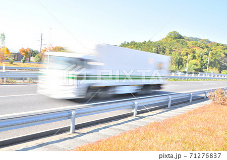 高速道路　車　ピンボケ　急いで荷物を運ぶ物流 71276837