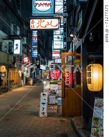 大阪梅田 お初天神通りの夜 71277375