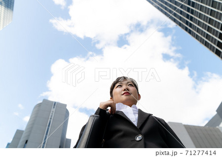 ビジネス街を歩く若い女子社員/就職活動をする女性 ビジネス街を歩く若い女子社員/就職活動をする女性 71277414