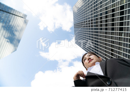 ビジネス街を歩く若い女子社員/就職活動をする女性 ビジネス街を歩く若い女子社員/就職活動をする女性 71277415