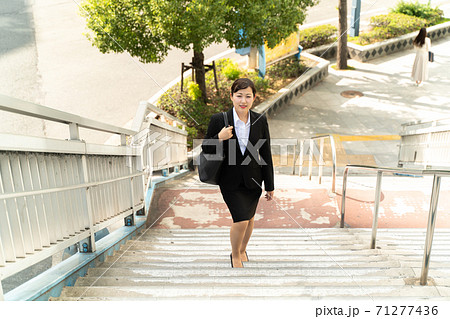 ビジネス街を歩く若い女子社員/就職活動をする女性 ビジネス街を歩く若い女子社員/就職活動をする女性 71277436