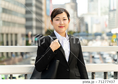 ビジネス街を歩く若い女子社員／就職活動をする女性 71277437