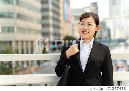 ビジネス街を歩く若い女子社員/就職活動をする女性 ビジネス街を歩く若い女子社員/就職活動をする女性 71277438