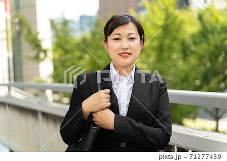 ビジネス街を歩く若い女子社員/就職活動をする女性 ビジネス街を歩く若い女子社員/就職活動をする女性 71277439