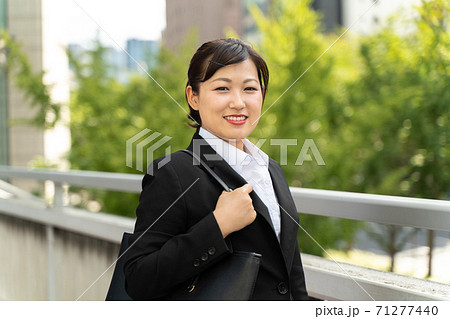 ビジネス街を歩く若い女子社員/就職活動をする女性 ビジネス街を歩く若い女子社員/就職活動をする女性 71277440