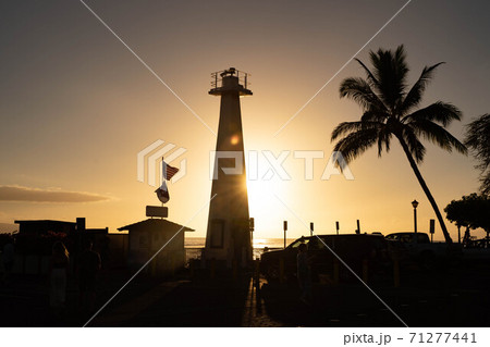 南の島の灯台と夕日 南の島の灯台と夕日 71277441