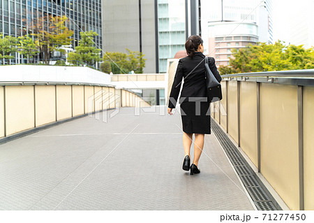 ビジネス街を歩く若い女子社員/就職活動をする女性 ビジネス街を歩く若い女子社員/就職活動をする女性 71277450