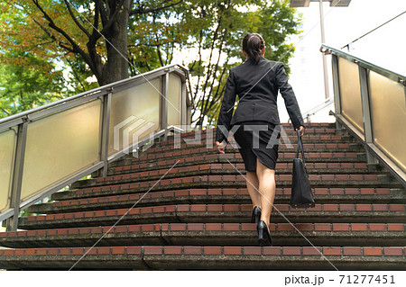 ビジネス街を歩く若い女子社員/就職活動をする女性 ビジネス街を歩く若い女子社員/就職活動をする女性 71277451