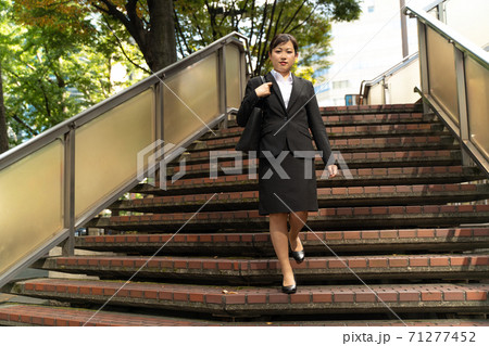 ビジネス街を歩く若い女子社員／就職活動をする女性 71277452