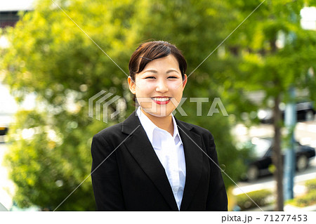 ビジネス街を歩く若い女子社員/就職活動をする女性 ビジネス街を歩く若い女子社員/就職活動をする女性 71277453