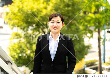 ビジネス街を歩く若い女子社員／就職活動をする女性 71277454