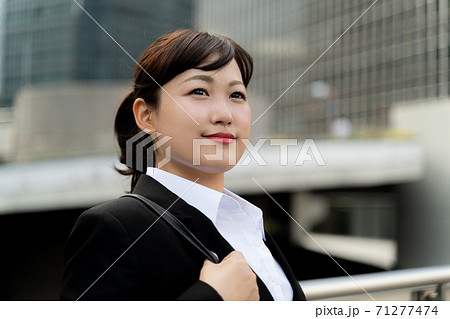 ビジネス街を歩く若い女子社員/就職活動をする女性 ビジネス街を歩く若い女子社員/就職活動をする女性 71277474