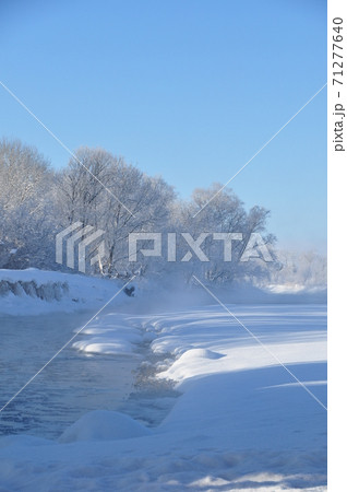 水温より気温が低くて水蒸気が立ち上っている北海道の冬の川の写真素材