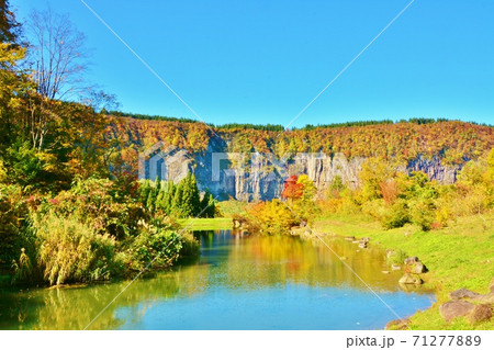 紅葉の苗場山麓ジオパーク津南見玉公園の写真素材 紅葉の苗場山麓ジオパーク津南見玉公園の写真素材