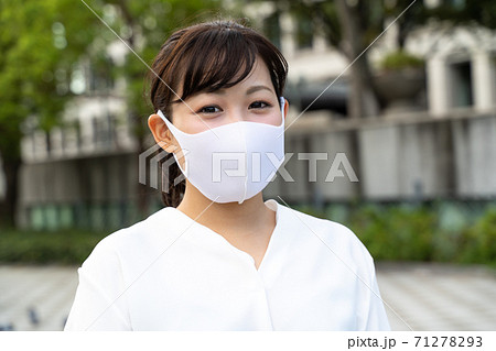 マスクをする若い女性 71278293