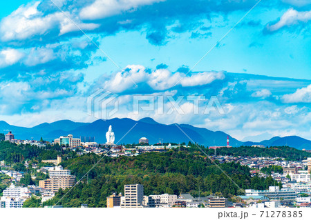 青空の青葉城址と仙台市街 71278385