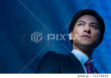 若いスーツを着た男性のポートレート アップ 若いスーツを着た男性のポートレート アップ 71278836