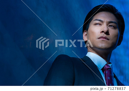 若いスーツを着た男性のポートレート　アップ 71278837