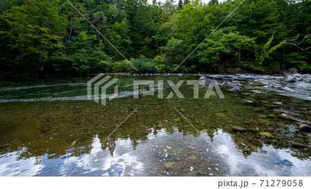 ダム湖に沈むことになった渓流　秋田県 71279058