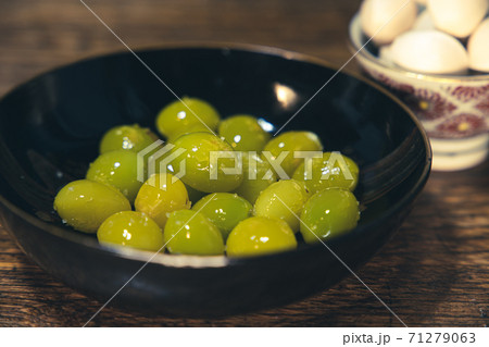 素揚げした宝石のように綺麗なグリーンに輝く銀杏 素揚げした宝石のように綺麗なグリーンに輝く銀杏 71279063