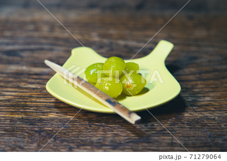 素揚げした宝石のように綺麗なグリーンに輝く銀杏 素揚げした宝石のように綺麗なグリーンに輝く銀杏 71279064