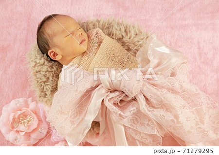 可愛い赤ちゃんのニューボーンフォト 新生児フォト生後15日の写真素材