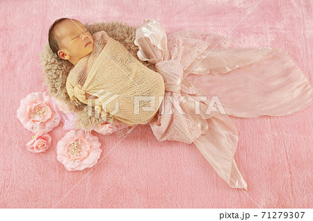 可愛い赤ちゃんのニューボーンフォト 新生児フォト生後15日の写真素材