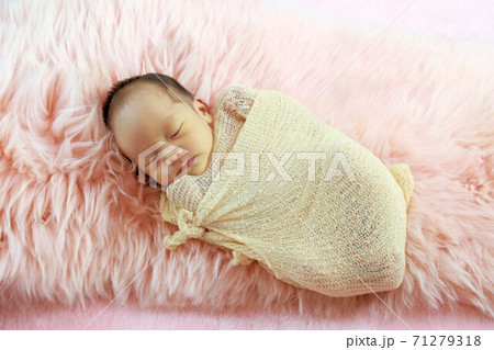 可愛い赤ちゃんのニューボーンフォト・新生児フォト生後15日 71279318
