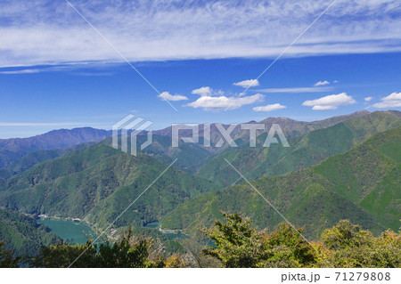 奥多摩周遊道路月夜見第一駐車場から望む奥多摩湖と奥多摩の山々　秋景 71279808