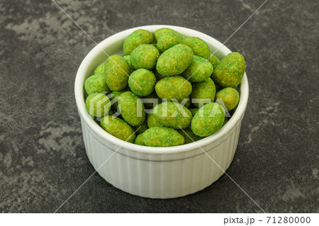 Spicy wasabi peanuts in the bowl Spicy wasabi peanuts in the bowl 71280000