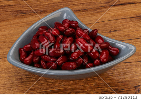 Red baked kidney in the bowl Red baked kidney in the bowl 71280113