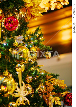 金色に輝くパーティールームのクリスマスツリー 金色に輝くパーティールームのクリスマスツリー 71280257