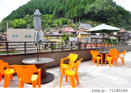 郡上市 郡上八幡の清水橋付近小駄良川沿いのオープンカフェ 郡上市 郡上八幡の清水橋付近小駄良川沿いのオープンカフェ 71280266