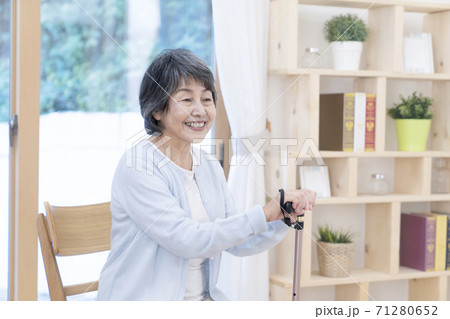 杖を持つシニア女性 杖を持つシニア女性 71280652