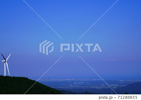 三重県　青山高原　風車と伊勢湾（鈴鹿方面、初秋 71280655