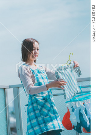 子育て主婦　洗濯物干し　外干し 71280782