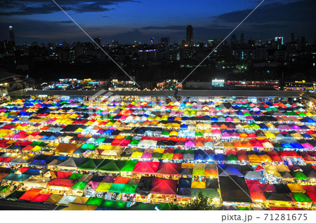 バンコクのカラフルな夜市 71281675