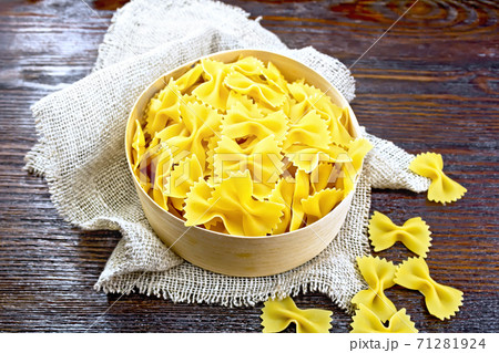 Farfalle in bark box on dark board 71281924