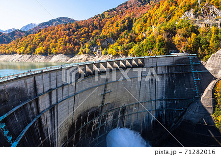 富山県 秋の黒部ダム 紅葉最盛期の写真素材 7116