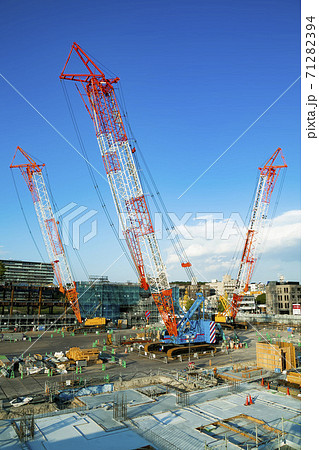 建設現場 大型クレーン車の写真素材