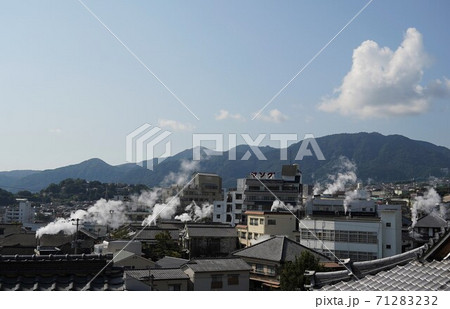 鉄輪温泉の湯煙風景 71283232