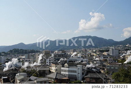 鉄輪温泉の湯煙風景 71283233