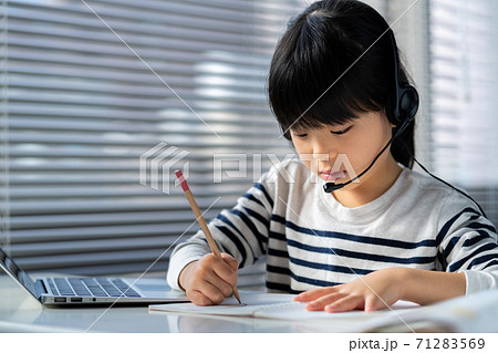 オンライン学習をする女の子。 オンライン学習をする女の子。 71283569