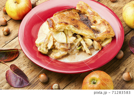 Homemade apple pie 71283583