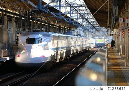 駅に停車する新幹線 71283655
