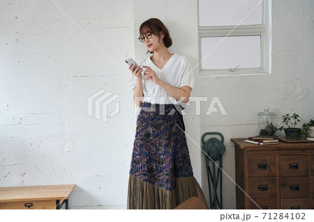 若い女性 スマホ 若い女性 スマホ 71284102