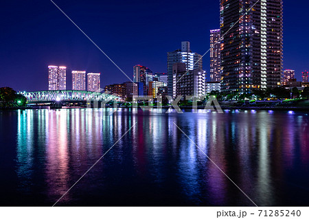 東京　佃の高層マンション夜景 71285240