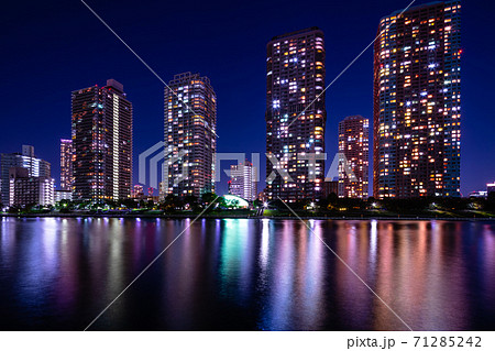 東京 佃の高層マンション夜景の写真素材